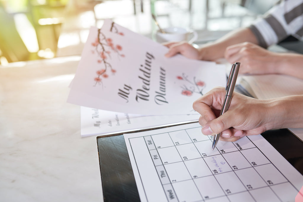 15 Thoughtful Wedding Planning Gifts for the Bride-to-Be